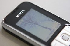 Глянцевая поверхность дисплея Nokia 2630.
