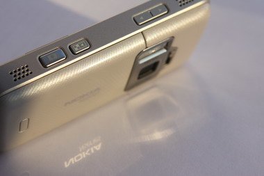 Nokia N82 имеет встроенную фотокамеру 5 Mpix.