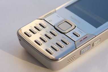 Качество сборки Nokia N82 можно оценить как удовлетворительное.