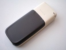 Тыльная сторона Nokia 1650.