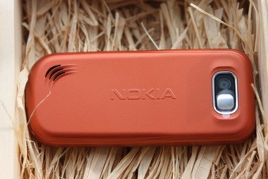 Задняя поверхность Nokia 2600 classic сделана из бархатистого на ощупь пластика.