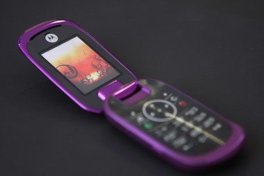Motorola U9 – яркий телефон, выполненный в раскладном форм-факторе и похожий на камень или гальку.