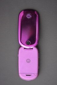 Можно купить лиловый Motorola U9.