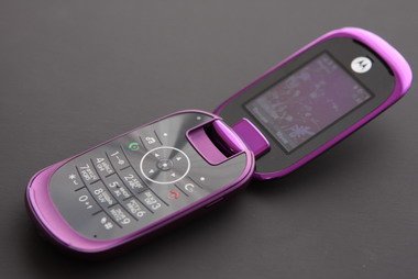 Motorola U9 можно назвать типичным «гламурным» решением для представительниц прекрасной половины человечества.