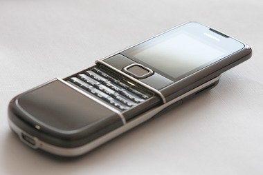 Nokia 8800 Arte выполнен из нержавеющей стали.