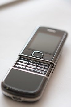 Помимо сугубо мужской черной версии Nokia 8800 Arte, представлена женская модификация коричневого цвета Nokia 8800 Sapphire Arte.