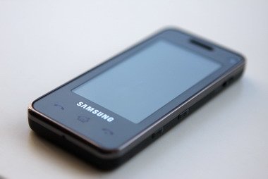 Samsung F490 выполнен в классическом форм-факторе.