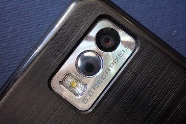 Samsung F490 обладает камерой 5 Mpix.