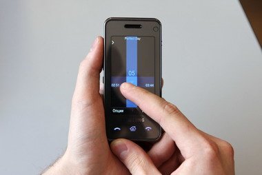 Навигация по Samsung F490 происходит с помощью пальцев.