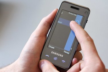 Samsung F490 имеет литий-ионную батарею емкостью 880 мАч.