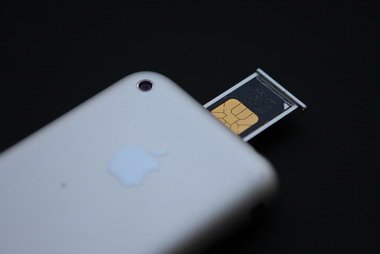 Кнопка включения/выключения расположилась на верхней грани Apple iPhone.