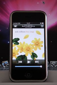 Музыкальный плеер iPod в Apple iPhone.