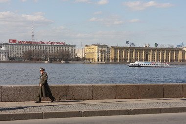 Брендмауеры на набережной Невы в Санкт-Петербурге.
