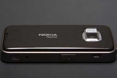 Задняя поверхность N78 выполнена из лакированного пластика черного цвета.