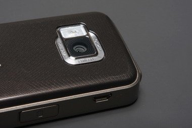 Nokia N78 обладает 3,2 Mpix камерой с оптикой Carl Zeiss.