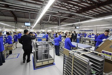 Сейчас в цехе по сборке ЖК-телевизоров Samsung работают три линии.