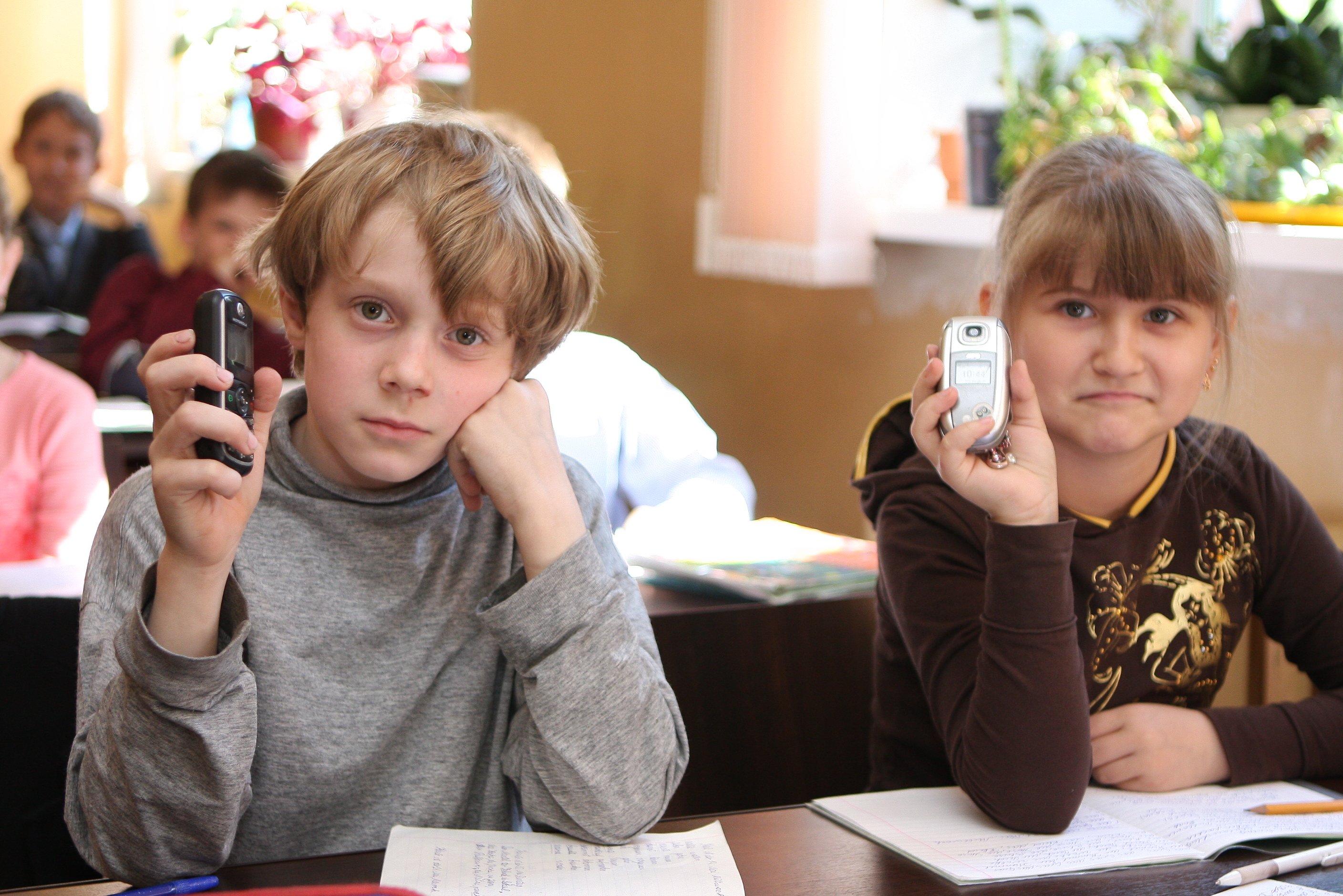 Ученики сдают телефоны. Школьник с мобильным телефоном. Дети с мобильниками в школе. Сотовые телефоны в школе. Два школьника.