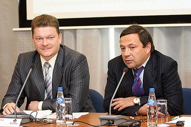 Дмитрий Бакланов [слева] и Олег Слиньков, вице-мэр Челябинска по финансам.