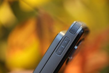 Nokia N96: стереодинамики и клавиши регулировки громкости.