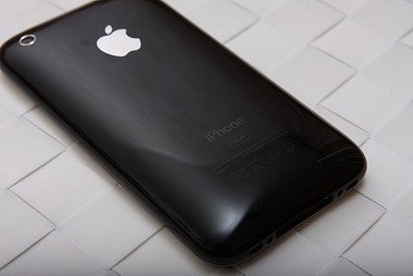 3 октября в России начались продажи Apple iPhone 3G.