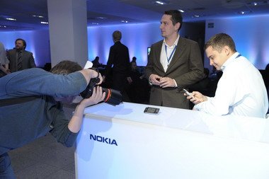 Мультимедийный стенд с флагманом компании Nokia N96 занимает одно из центральных мест.