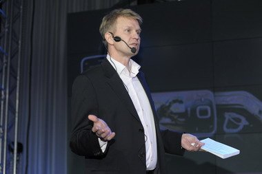 Кай Остамо [Kai ?ist?m?], исполнительный вице-президент, директор подразделения Nokia Devices.
