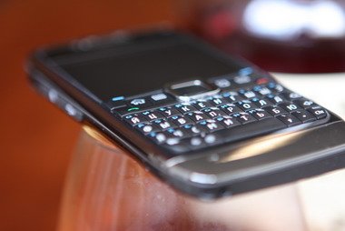 Несмотря на свою миниатюрность Nokia E71 имеет комфортную клавиатуру.