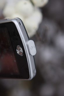 Motorola EM30 имеет 3,5 мм разъем Jack для внешней гарнитуры, его видно на верхнем торце.