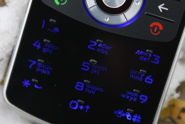 Буквенно-цифровая - при наборе коротких сообщений имеет синюю подсветку. 