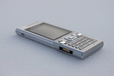 Размеры SonyEricsson T700 позволяют отнести устройство к классу тонких девайсов. 