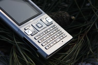 В отличие от своего предшественника Sony Ericsson T700 получил классический формат клавиатуры.
