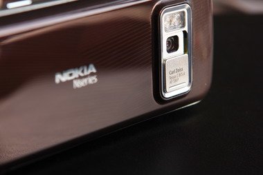 Серебристый контур, обрамляющий объектив 5 Mpix камеры, активная шторка, светодиодная вспышка – все это подчеркивает принадлежность Nokia N79 к фотодевайсам.
