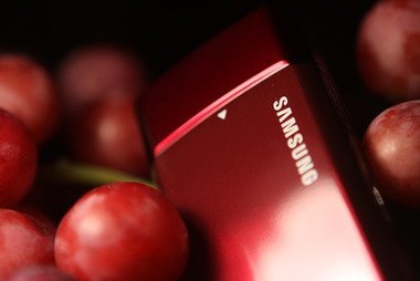 Задняя поверхность Samsung L700, как было отмечено выше, сделана из металла.