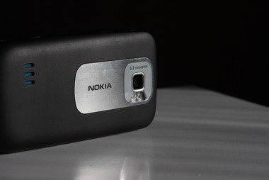Nokia 3600 slide получилась достаточно стильной и утонченной, особенно в черно-бордовом исполнении. 
