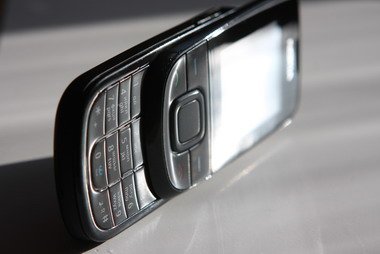 Несмотря на то, что лицевая часть корпуса Nokia 3600 глянцевая, телефон не заляпывается.
