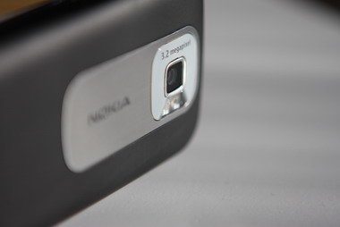 Nokia 3600 slide обладает встроенной 3,2 Mpix камерой с автофокусом, 8-кратным цифровым зумом и двойной диодной вспышкой.
