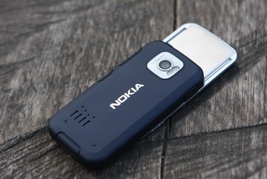 На оборотной стороне Nokia 7610 расположился объектив встроенной 3,2 Mpix камеры с автофокусом со светодиодной вспышкой.