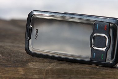 Nokia 7610 supernova привлекает взгляды окружающих.