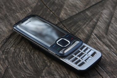 Практически все детали во внешности Nokia 7610 supernova выдают в нем fashion-телефон.