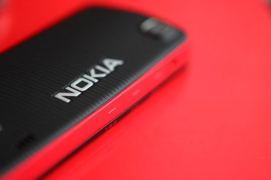Объектив встроенной 2 Mpix камеры без автофокуса находится на задней поверхности Nokia 5220 Xpress Music.