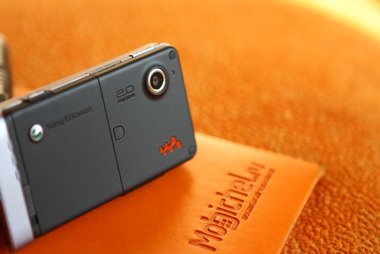 Sony Ericsson W910i выпускается в пяти цветовых вариантах: черный, красный, графитовый, белый и серебристый.