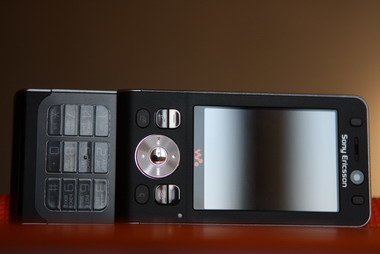 Sony Ericsson W910i обладает запоминающимся дизайном, яркой внешностью.