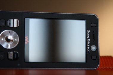Sony Ericsson W910i обладает внушительным по размеру 2,4-дюймовыми QVGA-дисплеем.