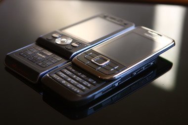 Музыкальный Sony Ericsson W910i и бизнес смартфон Nokia E66.