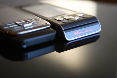 Sony Ericsson W910i и Nokia E66 во многом схожи: размеры, форм-фактор слайдер.