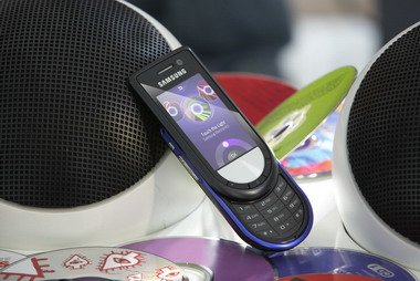 Один из музыкальных мобильных телефонов Samsung GT-M7600 BEAT.