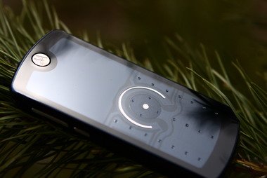 Motorola E8 ROKR - доступный музыкальный телефон с сенсорным способом управления.