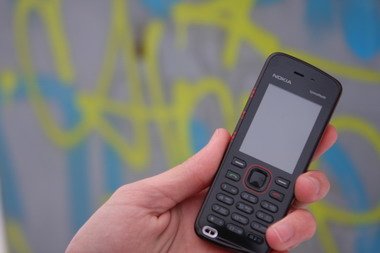 Nokia 5220 обладает футуристическим внешним видом.