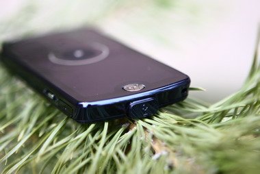 Музыкальный телефон Motorola имеет mini Jack разъем для подключения наушников и гарнитуры.