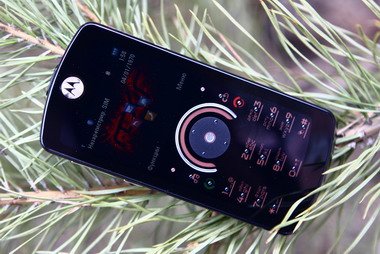 Motorola ROKR E8 оснащена TFT-дисплеем с разрешением 320х240 точек, отображающим 256 тыс. цветов.